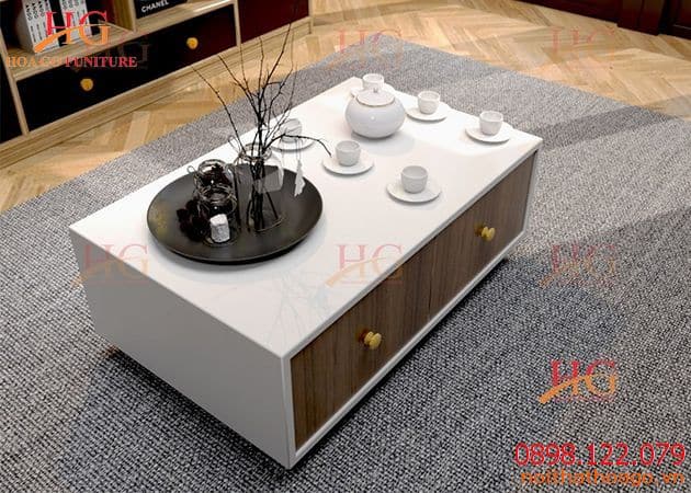 Bàn sofa được thiết kế với gam màu trắng, điểm xuyết nâu vân gỗ đem lại cảm giác sang trọng và hiện đại cho căn phòng khách. Giá sản phẩm trang trí nội thất
