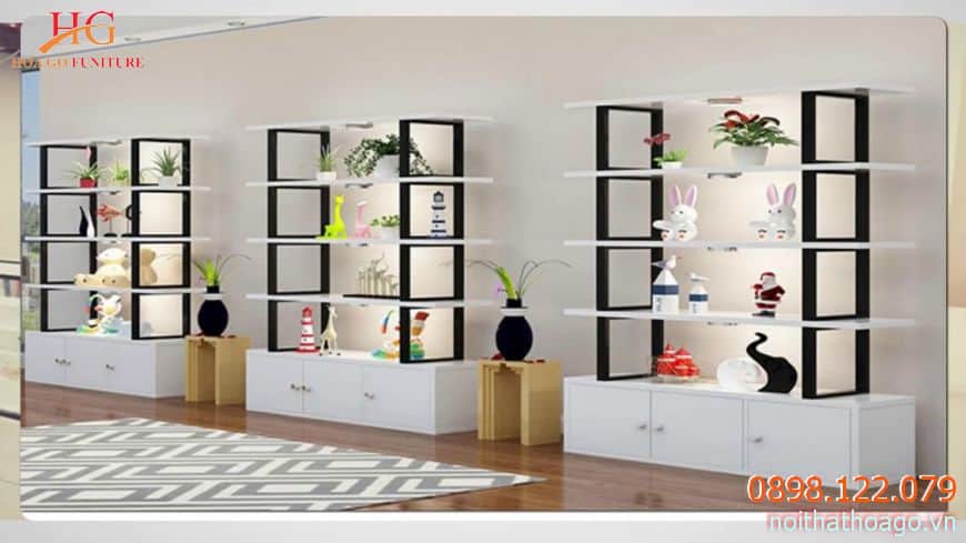 Chất liệu tủ kệ bằng gỗ hoặc mica sẽ giúp tôn lên giá trị sản phẩm