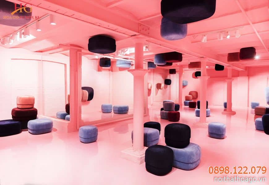 Showroom chuộng sử dụng những gam màu đối lập, mang đến cảm giác ấn tượng