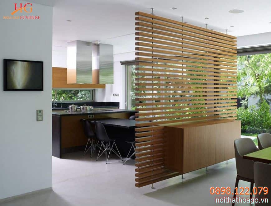 Vách ngăn bằng gỗ là một vật trang trí khiến căn phòng sang trọng hơn