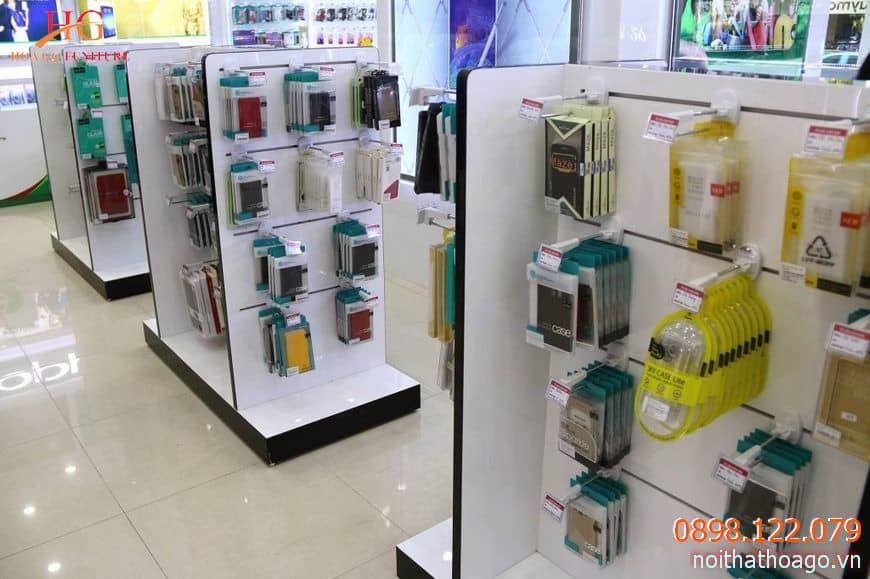 Nên chọn kệ và móc treo để trưng bày sản phẩm phụ kiện điện thoại