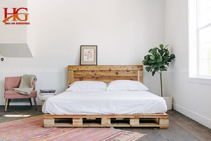 Thay vì tốn kém cho những chiếc giường ngủ đắt tiền, bạn hãy nghĩ đến ý tưởng tận dụng những miếng pallet cũ và biến chúng thành một thiết kế khung giường ngủ độc đáo như thế này nhé.