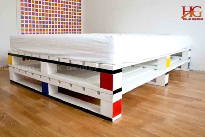 Giường ngủ bằng gỗ pallet được sơn trắng, chồng lên nhau tạo độ cao nhất định cho chiếc giường