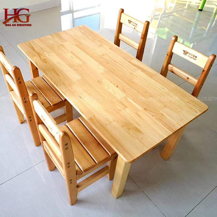 Bộ bàn ăn được làm bằng gỗ thông ghép